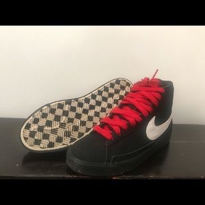 LIKE NEW Nike Blazer Mid (GS BOYS) black/white/red checker board size 7Y